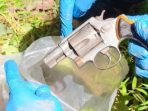 pistol-jenis-revolver-yang-diduga-dipakai-menembak-husain-di-polman-1760965212284_169